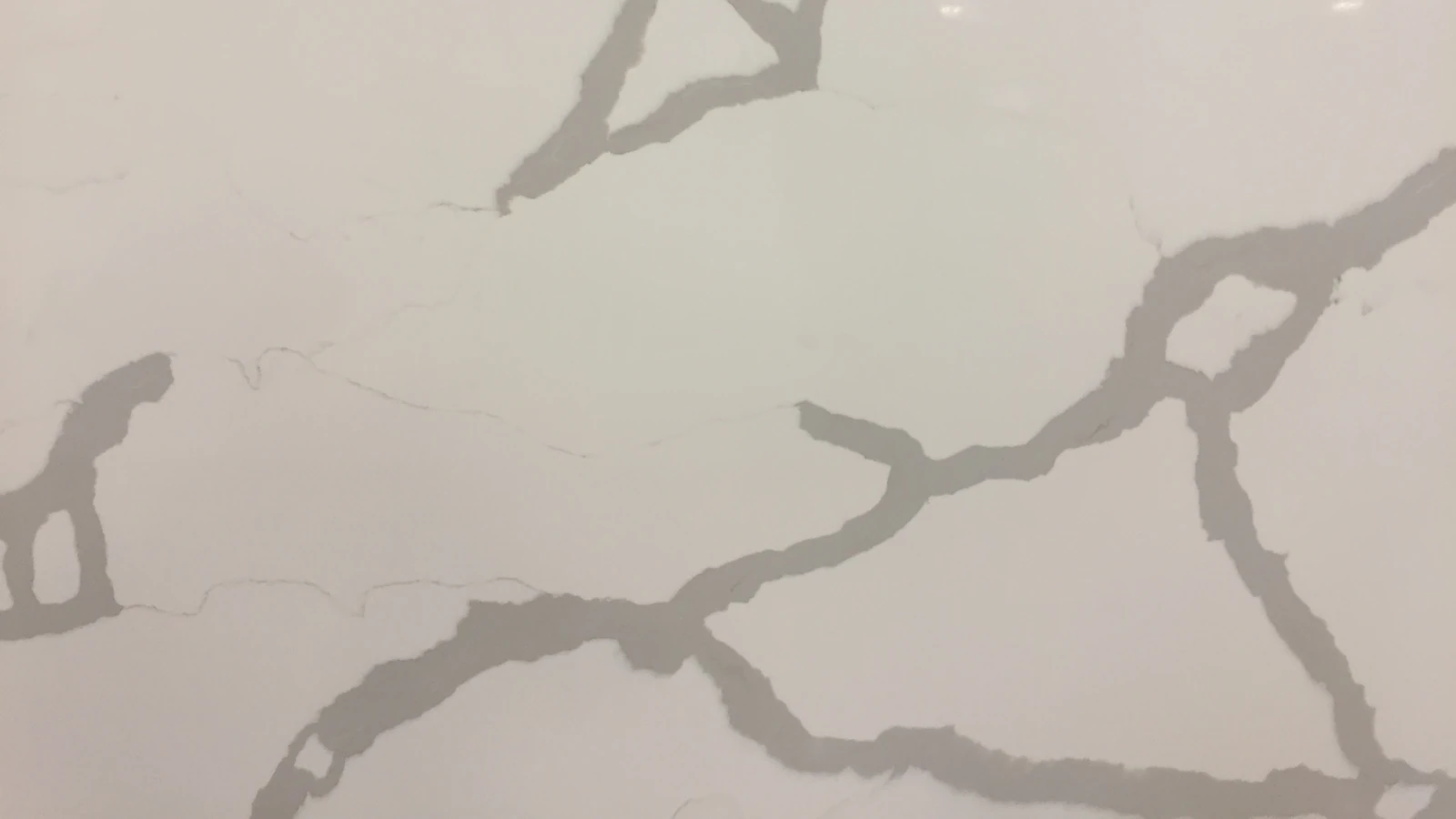 Catalog image for CALACATTA SERPENTE POLISHED ME QUARTZ 2CM JUMBO A 126X63