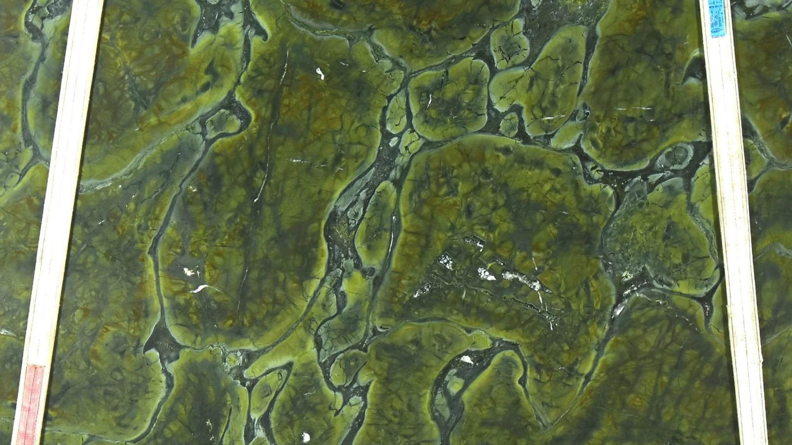Catalog image for VITORIA REGIA VULCANO QUARTZITE 2CM
