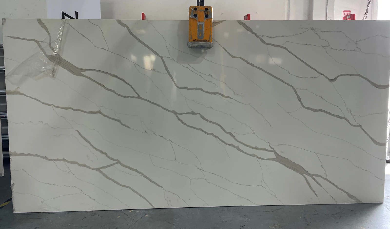 CALACATTA MANHATTAN 2CM JUMBO 126X63 — supplier catalog image