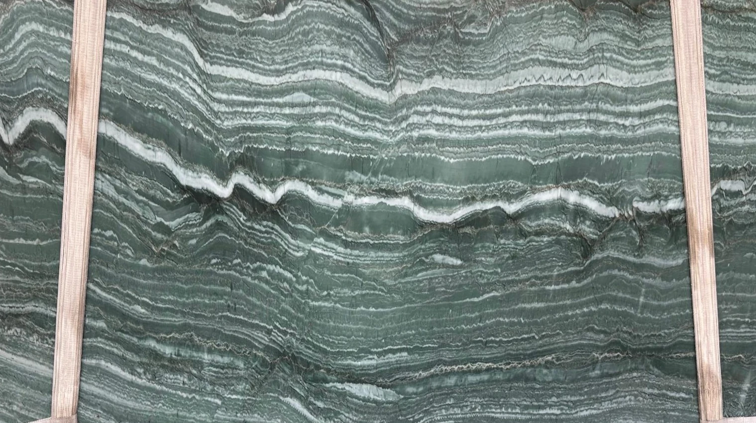 Catalog image for GREEN MAESTRO POLISHED QUARTZITE 2CM