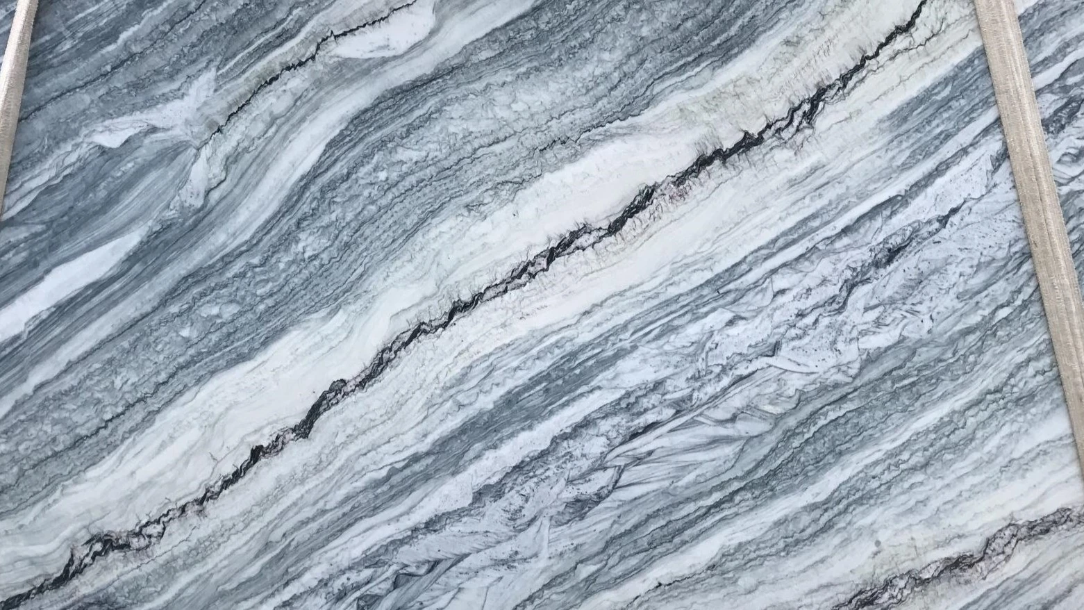 Catalog image for STRATUS BLUE LEATHER QUARTZITE 2CM