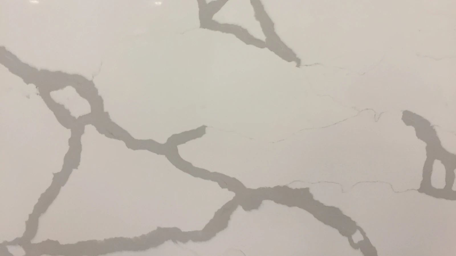 Catalog image for CALACATTA SERPENTE POLISHED ME QUARTZ 2CM JUMBO B 126X63