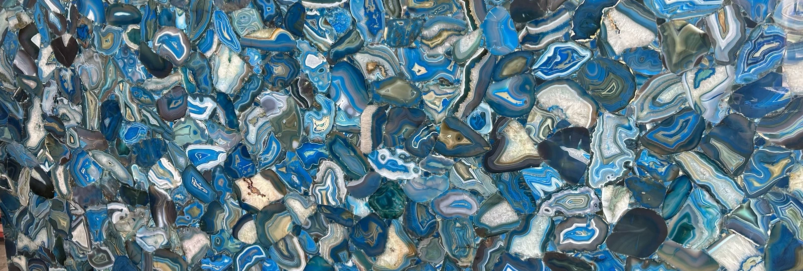 SEMI-PRECIOUS MAER CHARM AGATE DELTA 2CM POLISHED — supplier catalog image