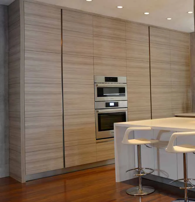 Vertical handle-free cabinetry